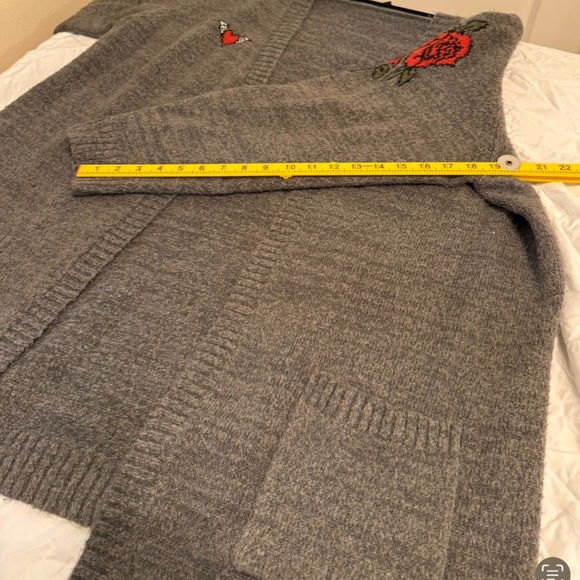 🖤🧵 Cozy-cool with attitude! Cardigan with skull & roses graphics ☠️ 🌹 - Picture 8 of 14